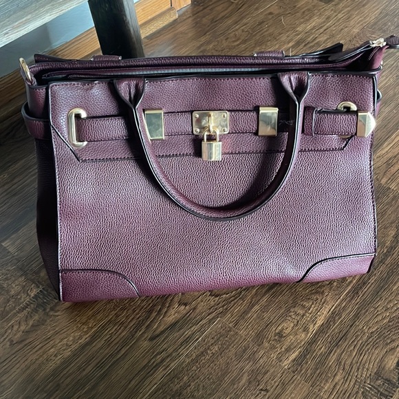 JustFab Handbags - 🫶🏽 Sale. JustFab plum purse. Used once. No shoulder strap. Lots of room.